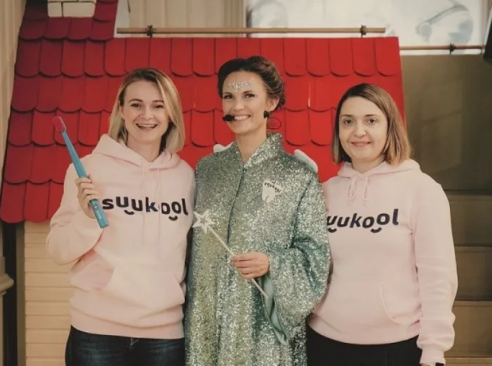 Suukooli hambapesulaulu esmaesitlus Miiamilla muuseumis. Vasakult: Ave Jüriöö tervisekassast, Suukooli maskoti Hambahaldjana esineb Suukooli koordinaator Kati Vald, Suukooli projektijuht Anastassia Kuldmaa