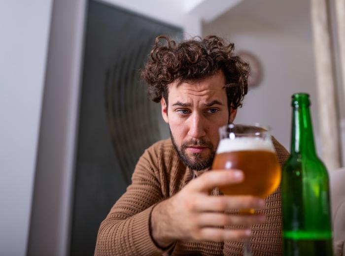 1/3 Eesti alkoholitarvitajatest on liigtarvitajad. Alkohoolik õllega