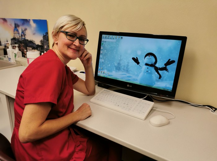 dr Katrin Kirs. Foto: erakogu naine istub laua taga ja ees on arvuti ekraan