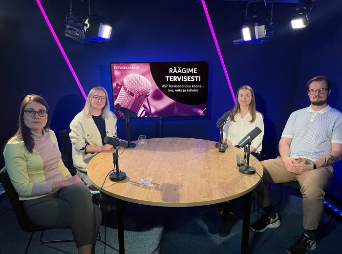 Vasakult paremale: Helen Piirsalu, Evelin Kruusalu, Getter Nuut ja Allan Hallik. Foto: erakogu neli inimest istuvad ümmarguse laua taga, ees on mikrofonid