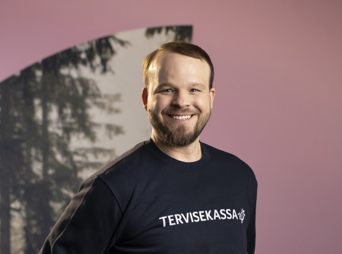 Tervisekassa ravimite ja tervishoiuteenuste rahastamise portfelli juht Marko Tähnas. Foto: erakogu Mees naeratab