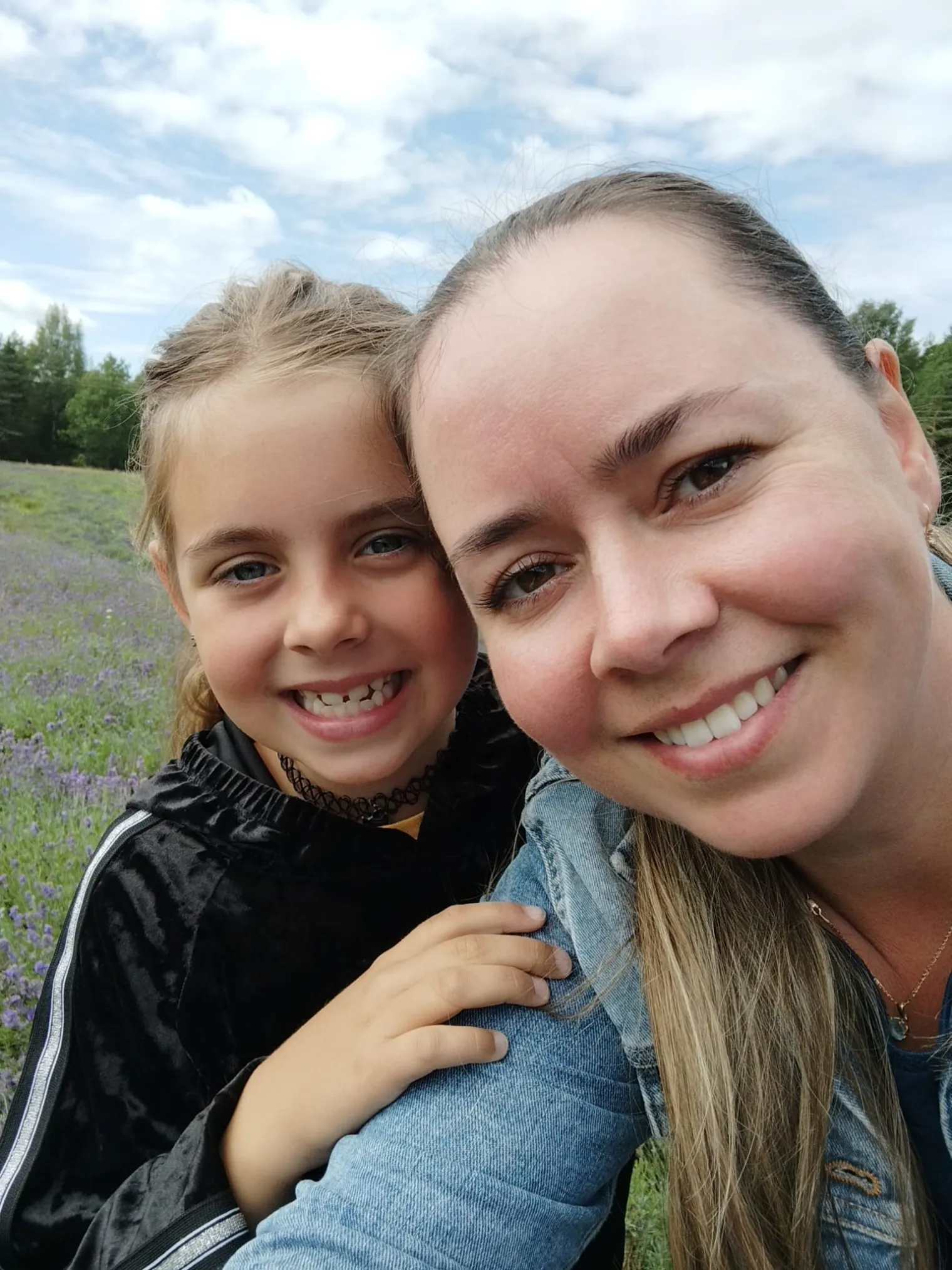 laps ja naine naeratavad 
