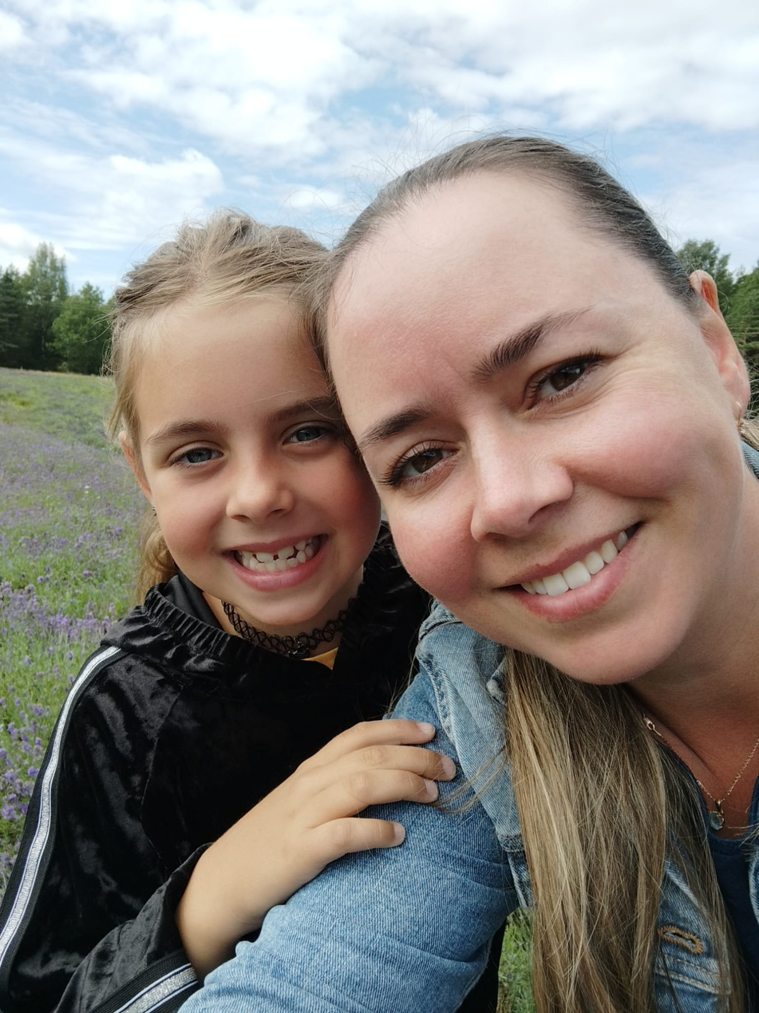 Saara ja Loori Paadik. Foto: erakogu laps ja naine naeratavad